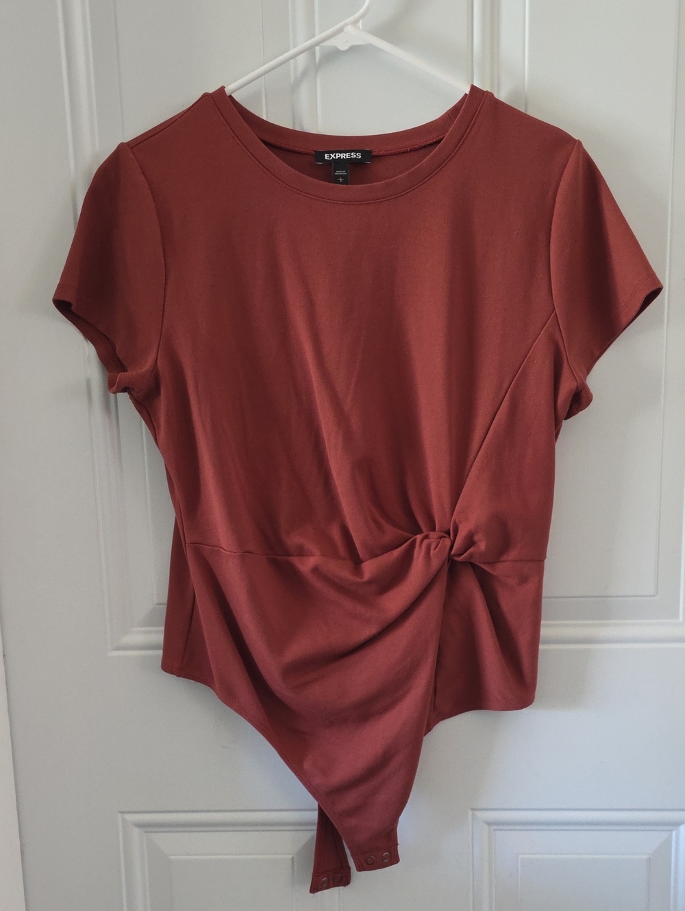 Express Rust Twist-Front Short-Sleeve Bodysuit - L